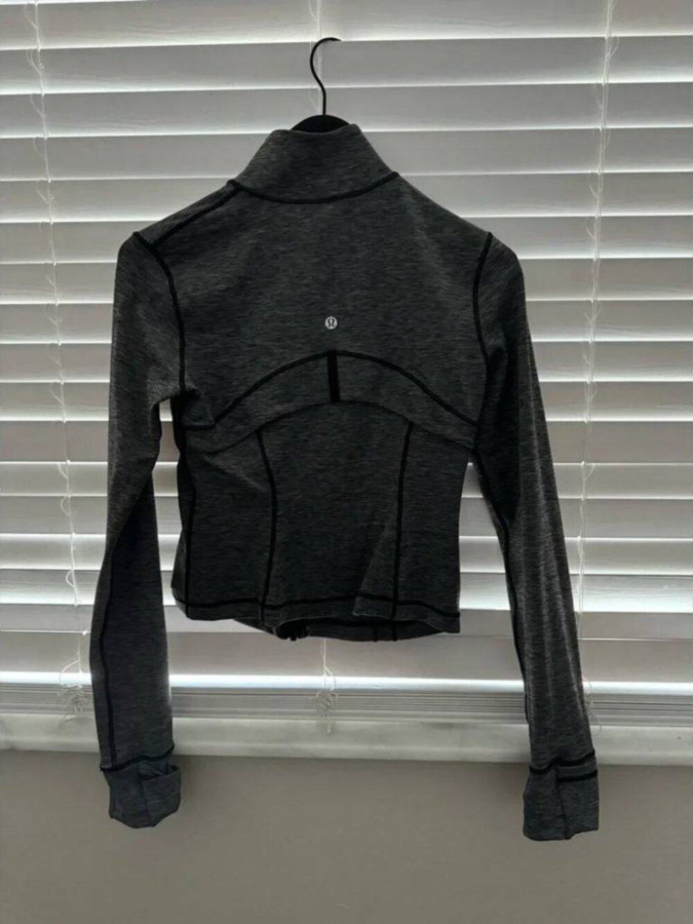 FLAWLESS  LULULEMON DEFINE GRAY AND BLACK CROPPED JACKET SIZE 6 - Picture 10 of 10